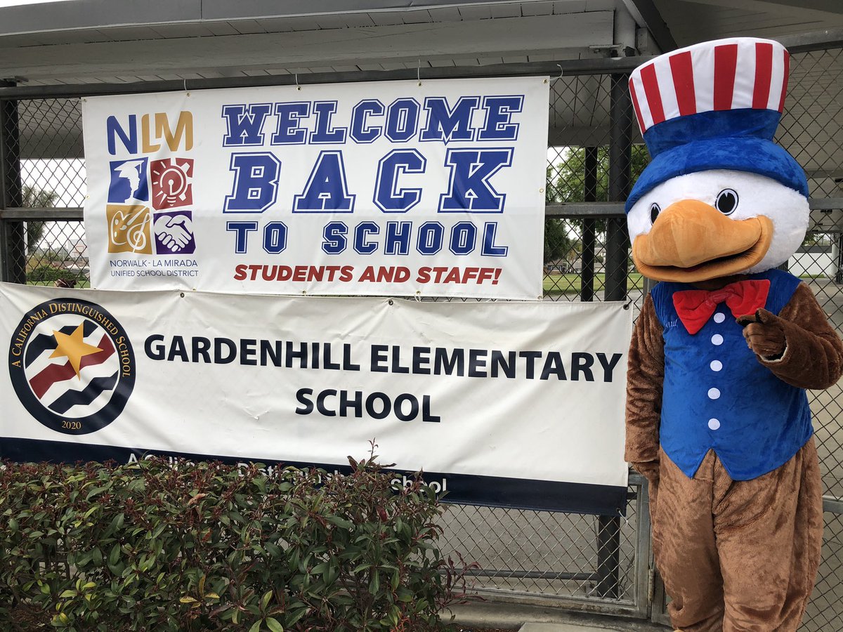 LauraFisher37's tweet photo. Paul E. Patriot came to welcome our students back today!  @GardenhillGil #nlmusd https://t.co/IvkvjxcAIl