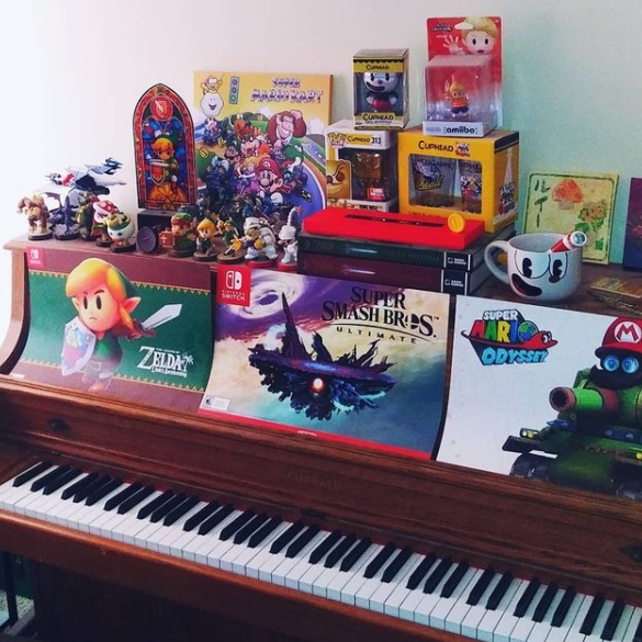 ArkineMusic's tweet photo. This is my piano/nerd shelf... 🎹🎮
#Nintendo #Music #Piano #Nerd #Mario #Zelda #Link #Cuphead #SmashBros #VideoGames #Amiibo https://t.co/lVwLbahlgd
