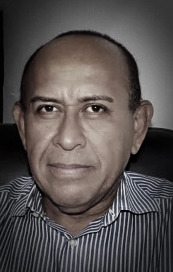 Adrián Manzanilla, un gran amigo.
Compañero de  batallas, muchas ganadas algunas perdidas pero siempre con la actitud de NO ME RINDO.
Sólo te adelantas amigo.
Dónde estés harás lo mismo que aquí: Trascender.