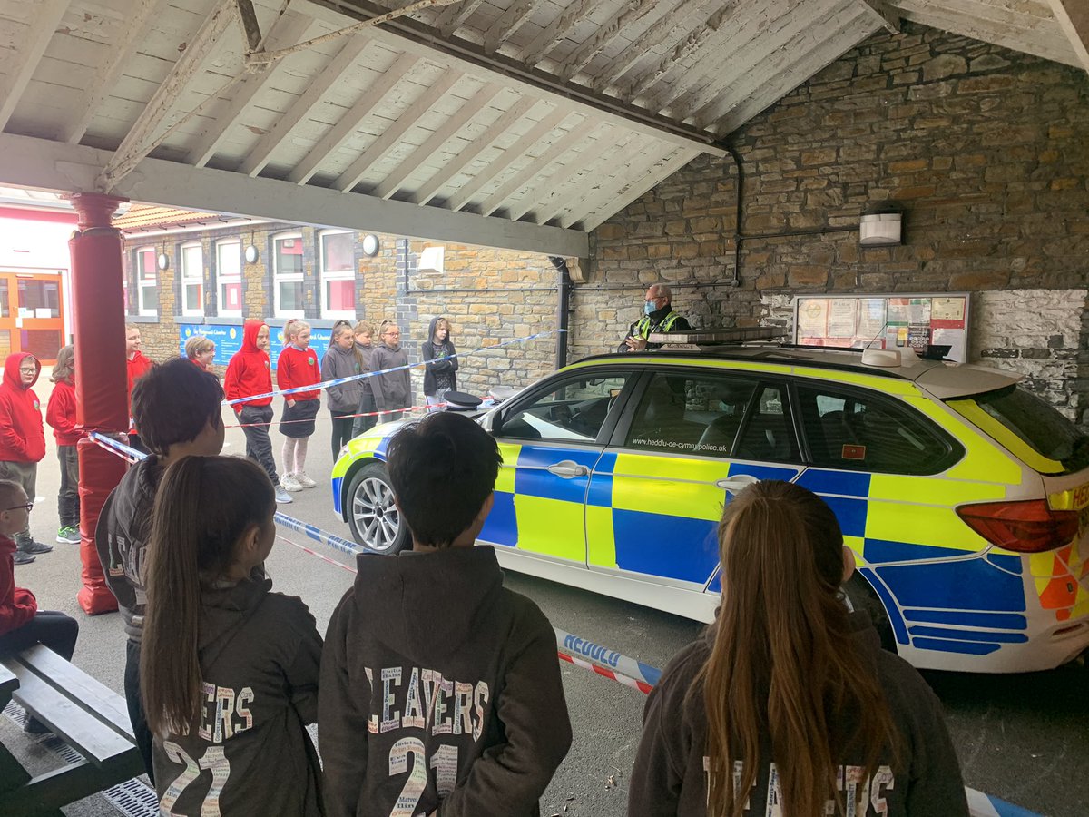 PentrerGraig's tweet photo. #pgpJupiter enjoyed our visit from our PCSO, specials officer and traffic officer as part of our learning and investigating crime topic. Diolch yn fawr! Lots of great questions asked by all. https://t.co/LuRckoQ3qc