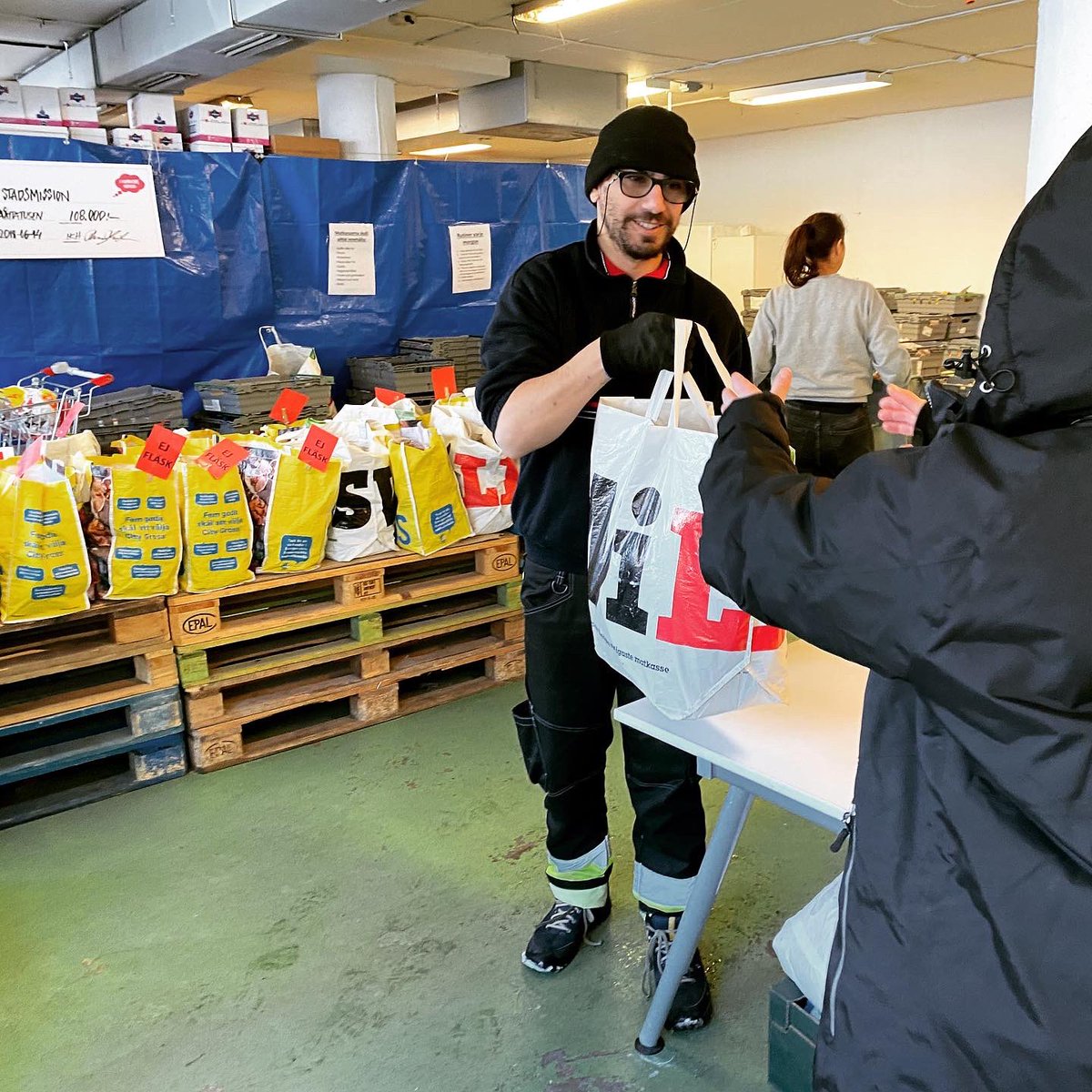 UAStadsmission's tweet photo. ”Pandemin har slagit hårt mot de ekonomiskt svaga och drabbar allt fler familjer!”. Förra året samlade Stadsmissionen in 196,5 ton matsvinn och delade ut 13 756 matkassar till människor i utsatthet. Läs mer på hemsidan: https://t.co/iFI4jdowIG

#uppsalastadsmission #matkassen https://t.co/uCPM5iJIFC