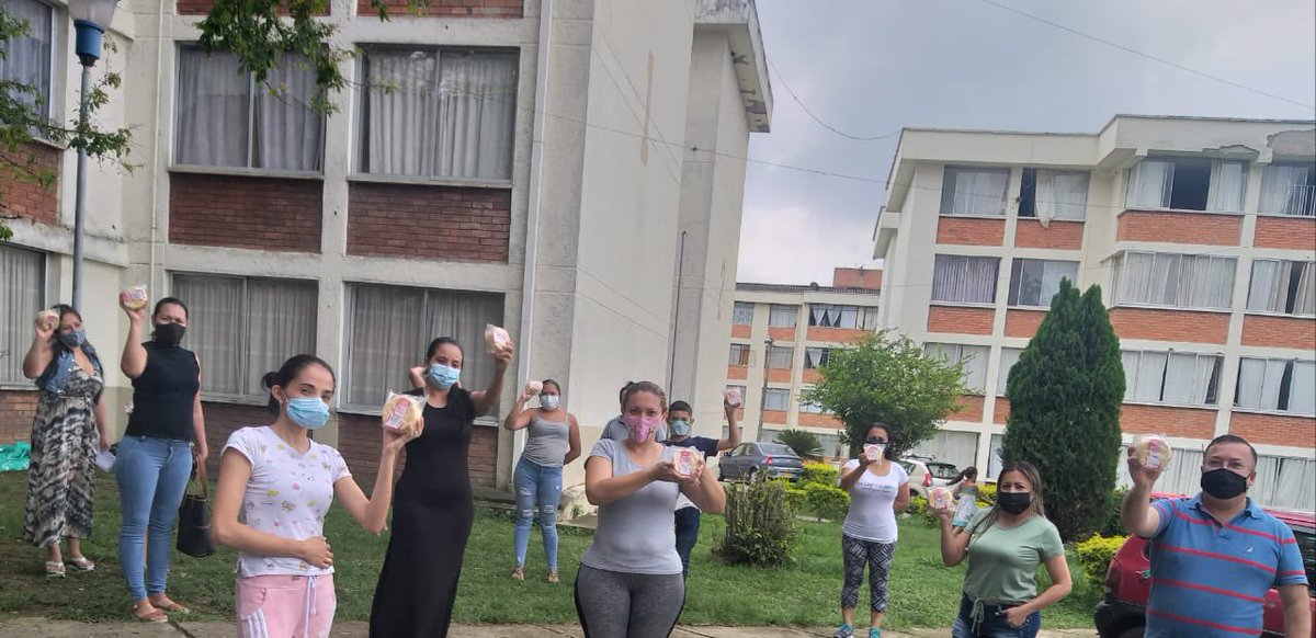 ejercito_COPER's tweet photo. El Centro de Familia de la #Brigada5 del @Ejercito_Div2 con el programa de parejas, organizó la entrega de alimentos con las familias de casas fiscales, con el objetivo de brindar bienestar y felicidad para nuestras familias. https://t.co/CszpnCUi2i
