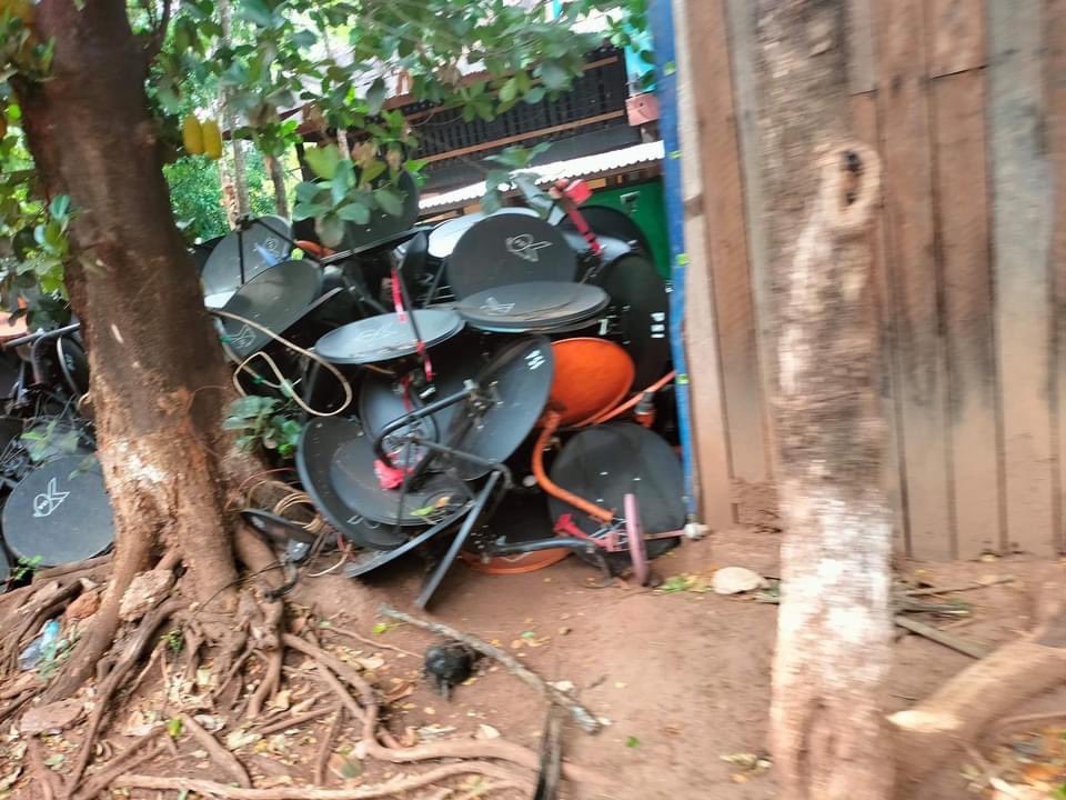 Terrorists (#Myanmar security forces) confiscated PSI Satellite dishes in many towns. 

#WhatsHappeningInMyanmar #Apr13Coup #MilkTeaAlliance