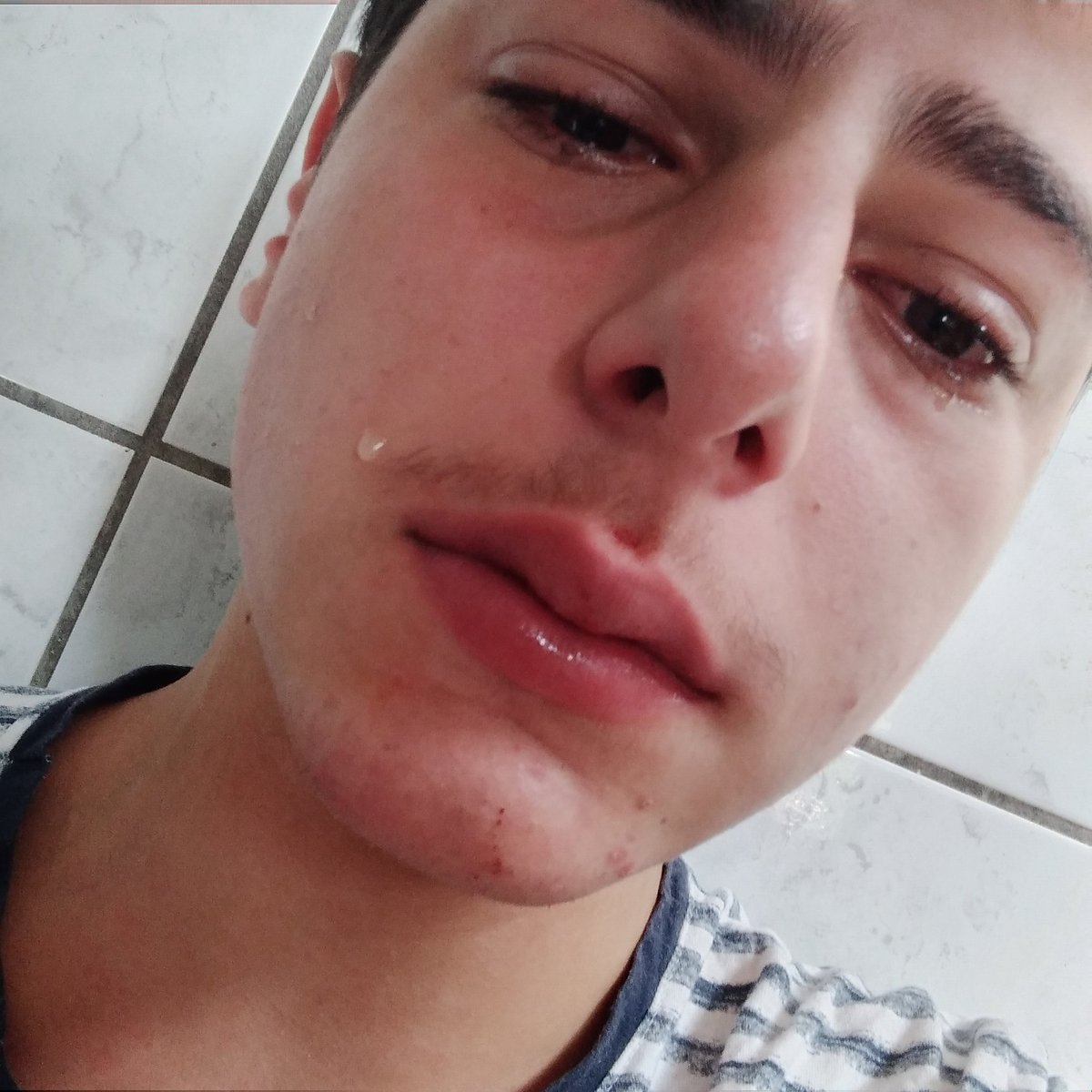 minha mae surtou, me disse coisas horríveis, mas já tô acostumado... aproveitei e disse que fazendo 18 anos eu vou embora, ela ficou louca, me deu um soco no rosto, disse q era pra esquecer que eu tenho mãe e que é pra eu ir embora até amanhã. tô sem saber oq fazer