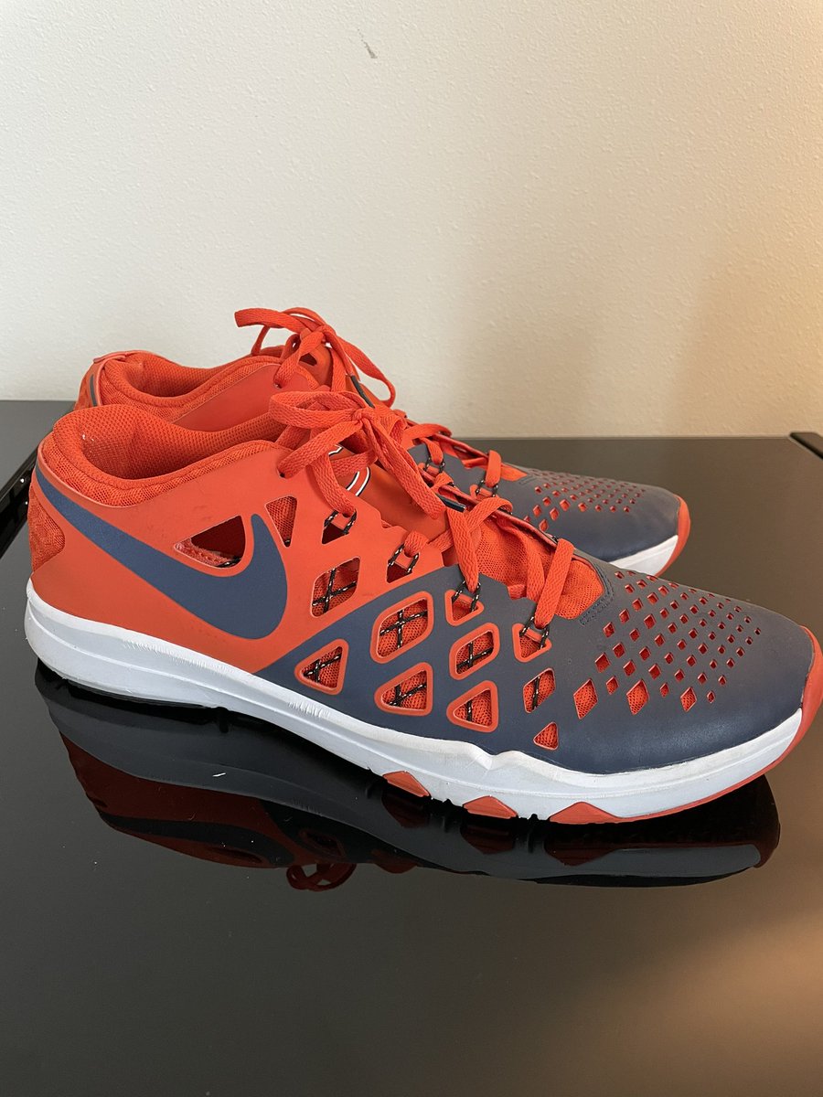ckos20's tweet photo. $40. You pay for shipping. Size 11. Very lightly worn. https://t.co/8nmSwwoZ5p