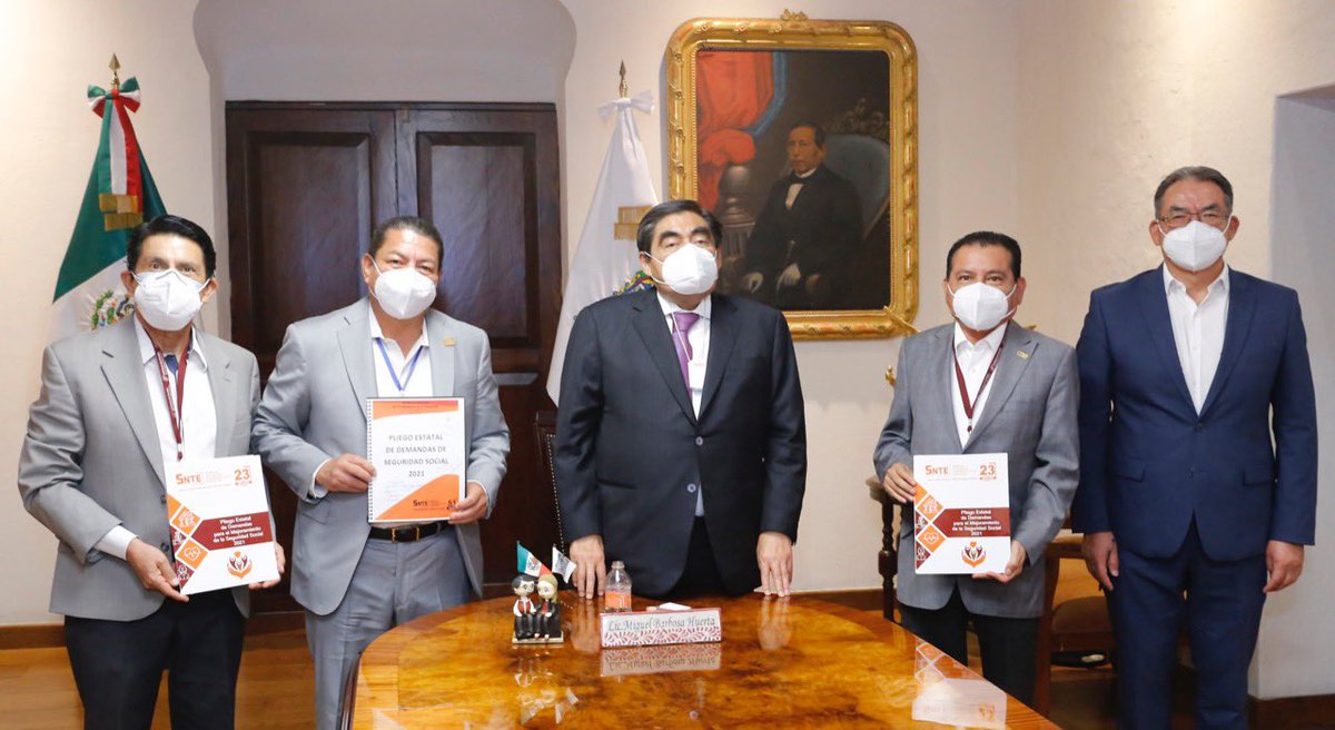 Gob_Puebla's tweet photo. Para abordar temas educativos, el mandatario @MBarbosaMX junto con el titular de @SEPGobPue, @MelitonLozano, se reunió con los líderes magisteriales de @ComSnte51 y @SNTE_Seccion_23, Jaime García R. (@JaimeG_Roque), Ramiro Rosales A. (@RamiroR_Acevedo) y Alejandro Ariza Alonso. https://t.co/nri4qSXOGf