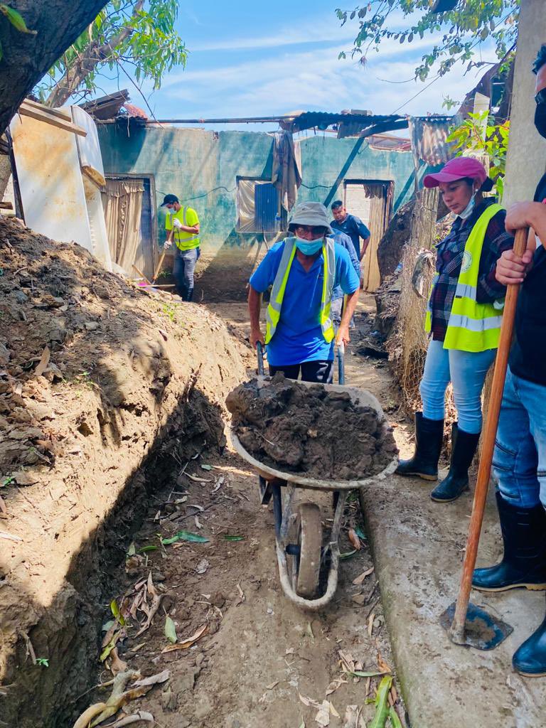 moytorres02's tweet photo. Cuando se quiere servir, se sirve
Cuando se quiere hacer, se hace
Cuando se quiere se puede, #Castores 🦫  Direccion Movilidad Urbana coordinado por @quiroz_dieter #ArbaetienStadt seguimos en la playita, sector #Chamelecon #SPSSolidaria @acalidoniohn @JoseAlfredoPon2 https://t.co/pgzFnSbxCu