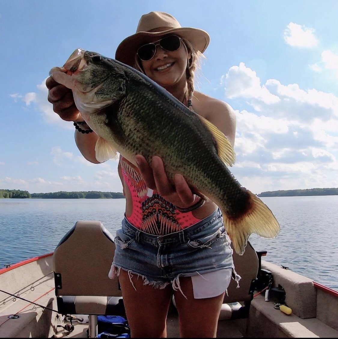 MissyHull9's tweet photo. My catch🐠. #Largemouthbass #Largemouth #Largie #Bassfishing #Topwaterfishing #Dropshot #Myfish #Girlsthatfish #Fishingirls #Fishingguide #Zen #Happylife #Bossbabe #Fishingqueen #Mylove #Missyfishin https://t.co/tJxWe5yReU