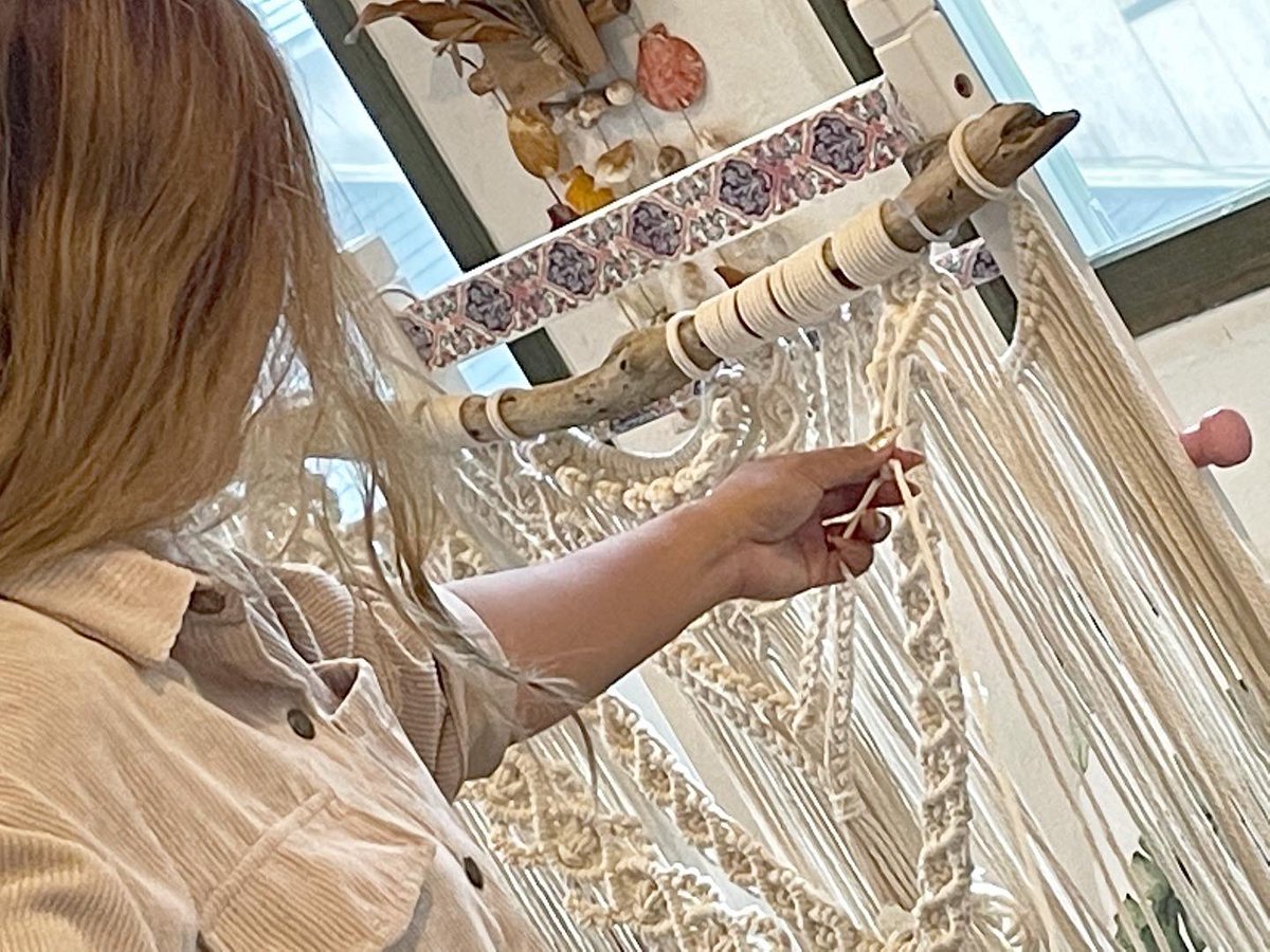 マクラメ編んでるところを撮ってもらった。#マクラメ　#カリフォルニアスタイル　#サンタフェスタイル　#建築デザイン　#パンパス　#リリマクラメ　#macrame #beachlife #chill  #ポートレート