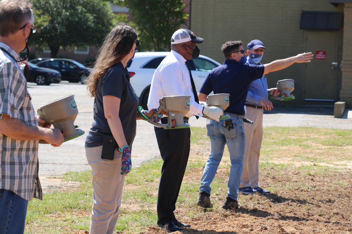 CityofColumbia's tweet photo. #ICYMI Mayor @SteveBenjaminSC , Councilman @HowardDuvall and city representatives planted wildflower seeds at the intersection of Main Street and Elmwood Avenue. 

The seeds are for dwarf sunflowers and zinnias and can be seen in the upcoming months.

#WeAreColumbia https://t.co/w1TCWJ4nXD