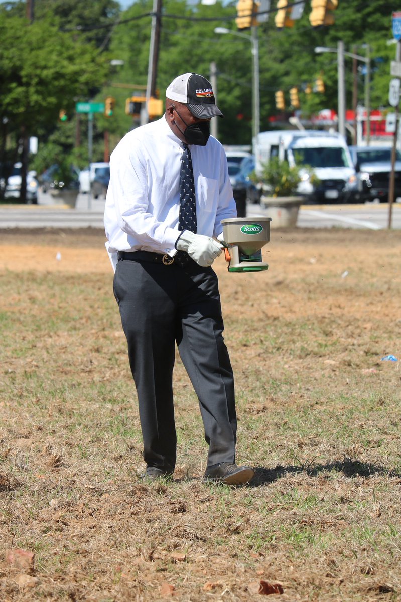 CityofColumbia's tweet photo. #ICYMI Mayor @SteveBenjaminSC , Councilman @HowardDuvall and city representatives planted wildflower seeds at the intersection of Main Street and Elmwood Avenue. 

The seeds are for dwarf sunflowers and zinnias and can be seen in the upcoming months.

#WeAreColumbia https://t.co/w1TCWJ4nXD