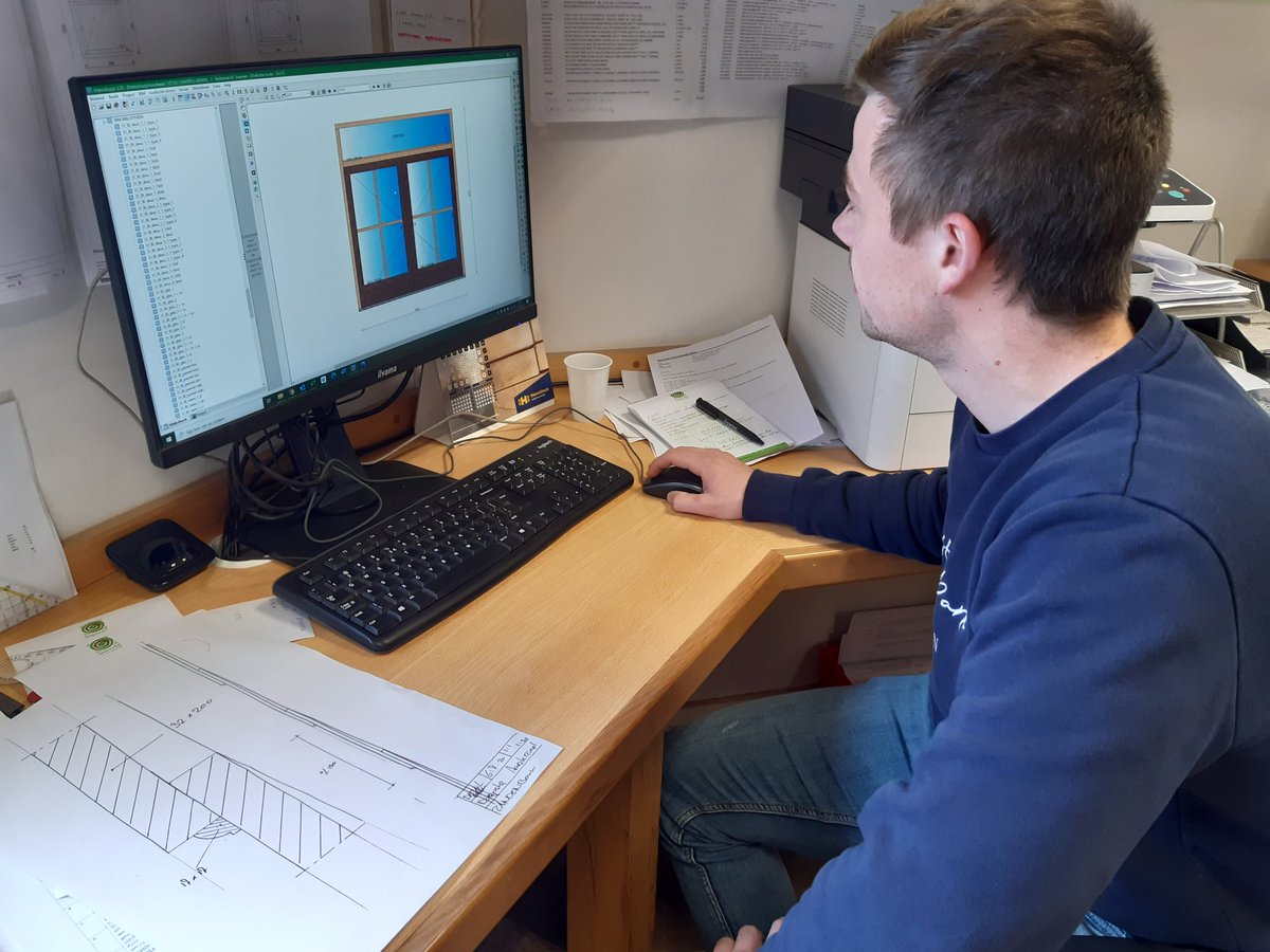 Naast zijn studie Bouwkunde aan het Ter Aa college werkt Tom bij ons om het vak van werkvoorbereider/ calculator. Onder begeleiding van onze vakmannen leert hij alles over hout en dat gaat super!