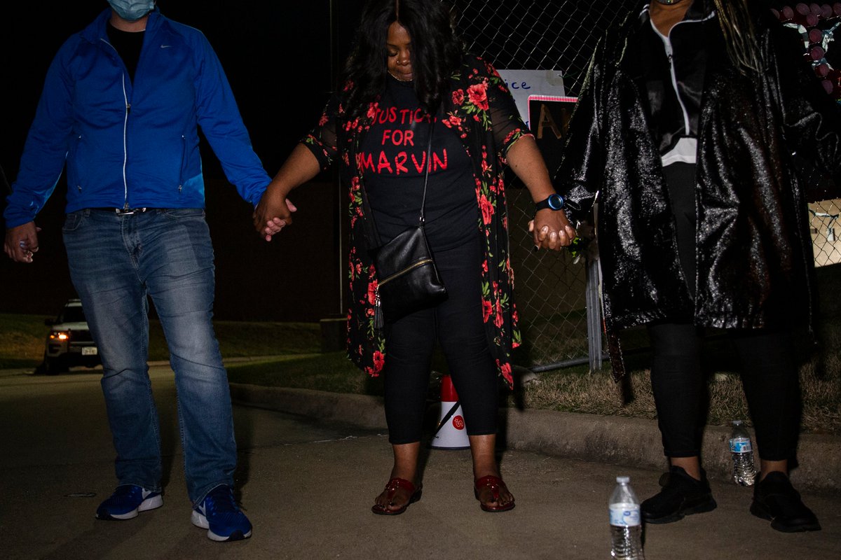 1/ Marvin Scott III died in Texas police custody. His family says they will protest until the officers involved are arrested. Photos by  @shelbytauber.  https://bit.ly/3daGBJA 