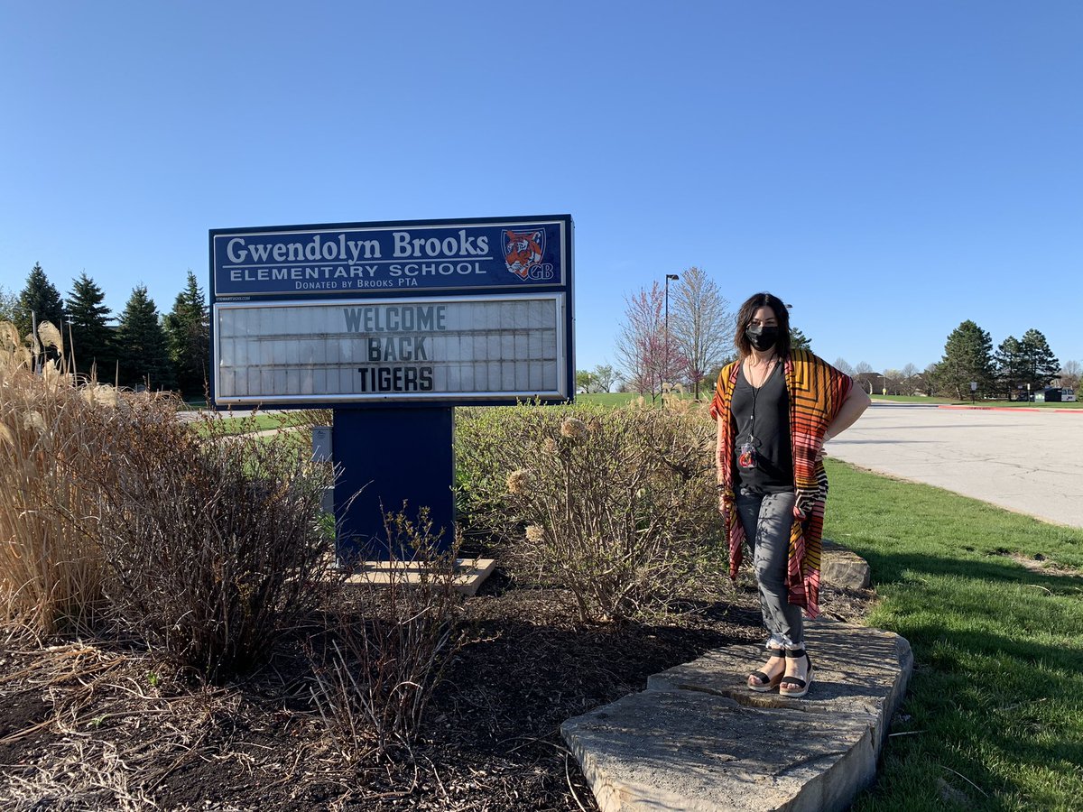 It’s a beautiful day for another first day of school! Welcome back to some @brookstigers 1S Firsties coming for their first in person day and welcome to #FiveFullDays of #RoomAndZoom! ☀️😷🏫💻#BackToSchool