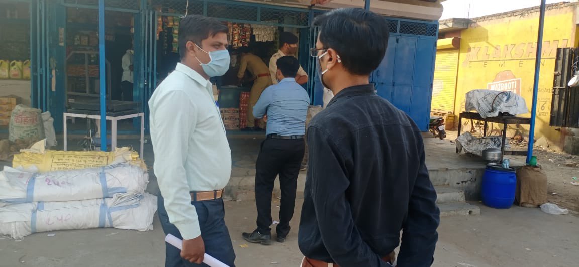 આજ રોજ જીપ ડ્રાઇવર્સને કોરોના વેક્સિન અંગે જાગૃત કર્યા અને સુપર સ્પ્રેડર તરીકે તેઓને કોરોના રસી લેવડાવી તથા લાંબડિયા મુખ્ય બજારમાં માસ્ક ન પહેરનારા ઇસમો ઉપર દંડનીય કાર્યવાહી કરી @SdmKhedbrahma <a href="/CollectorSK/">Collector Sabarkantha</a> <a href="/pkumarias/">Pankaj Kumar</a>