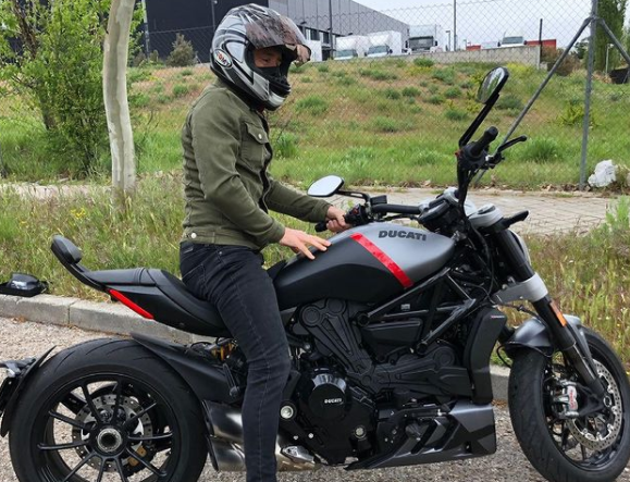 'Sube, que te llevo'. 

🏍️🛩️🤪Retos, sorpresitas con el <a href="/EjercitoAire/">Ejército del Aire y del Espacio</a>, Indy con <a href="/AlexPalou/">Alex Palou Montalbo</a>... y diversión garantizada.

Noche de #VamosSobreRuedas, a las 22.00h en 
<a href="/vamos/">Vamos</a>.