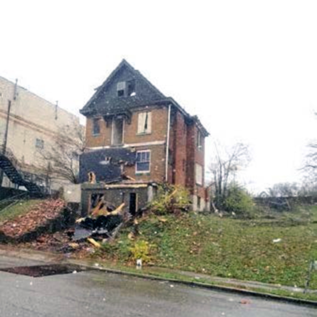 OhioHousing's tweet photo. The Neighborhood Initiative Program recently reached an important milestone: 5,000 properties demolished, greened and reimbursed have now been returned to another use as a side lot, community garden & more! πππ·π³ #nip #removeblight #ohfa #ohiohousing #goinggreen #demolitions https://t.co/zmdEJwatBw