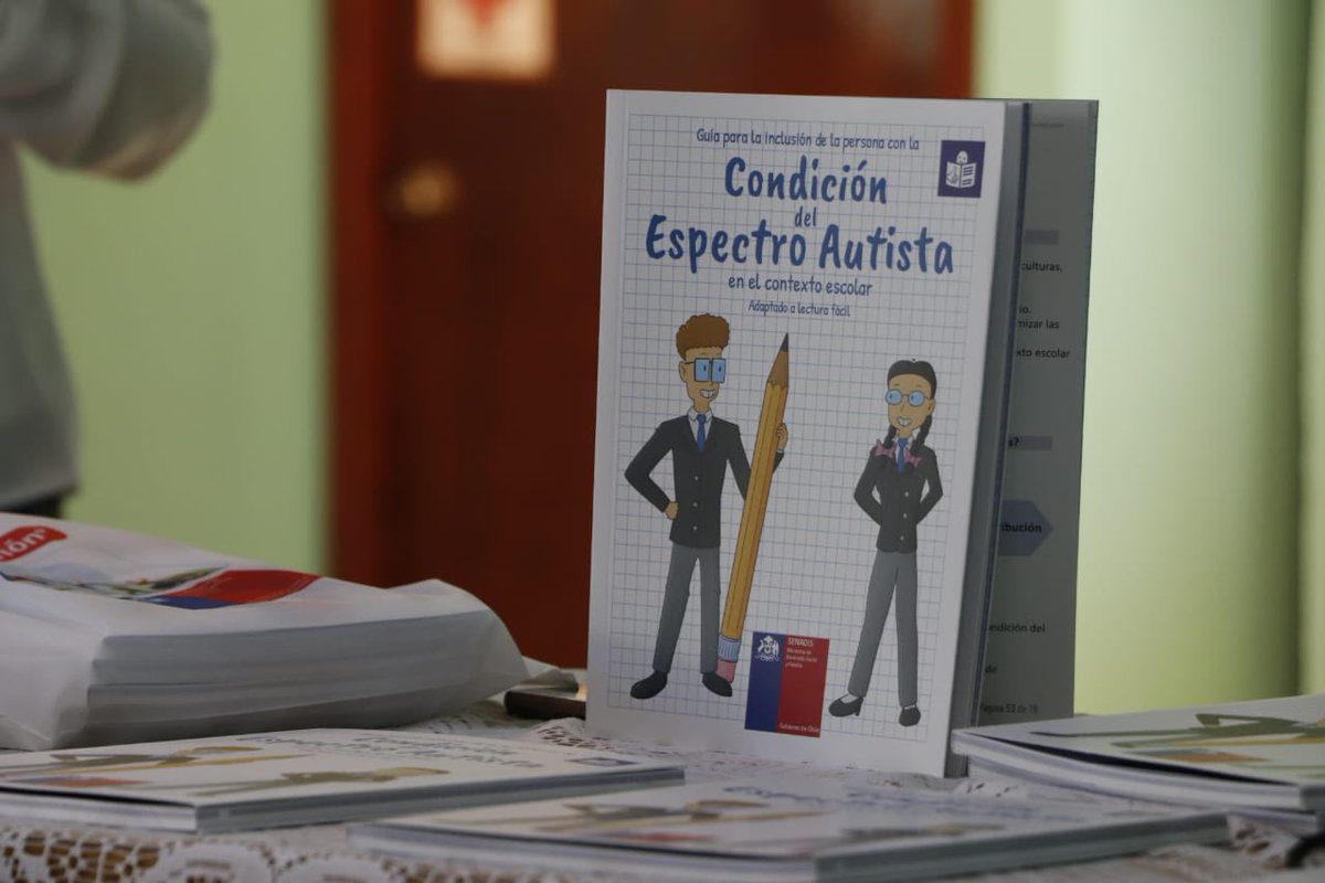MDSBioBio's tweet photo. [HOY] Seremi @AlbertoMoragak su par de Educación, Felipe Vogel y la Directora @Carolac08390702 entregaron Guías de Orientaciones para Eduacadores para Condición del Espectro Autista en la Escuela Háblame de Amor. Estas guías serán entregadas en establecimientos educacionales. https://t.co/c42pyjKHAc