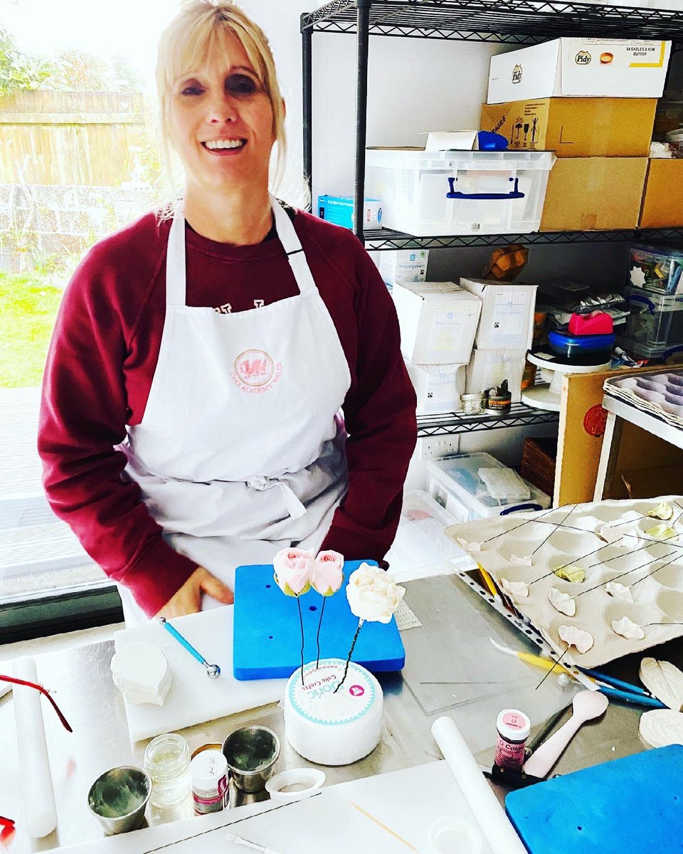 BlackRoseBakery's tweet photo. Theresa, 2nd day of her 5-day diploma course.
Sugar flower roses, David Austin sugar flower, freesia, open peony, leaves, hydreas filler flowers.

#confidencebuilder #empoweringwomen #student #amazing #cakedecoration #cakeclasses https://t.co/tVn7YGeYSo