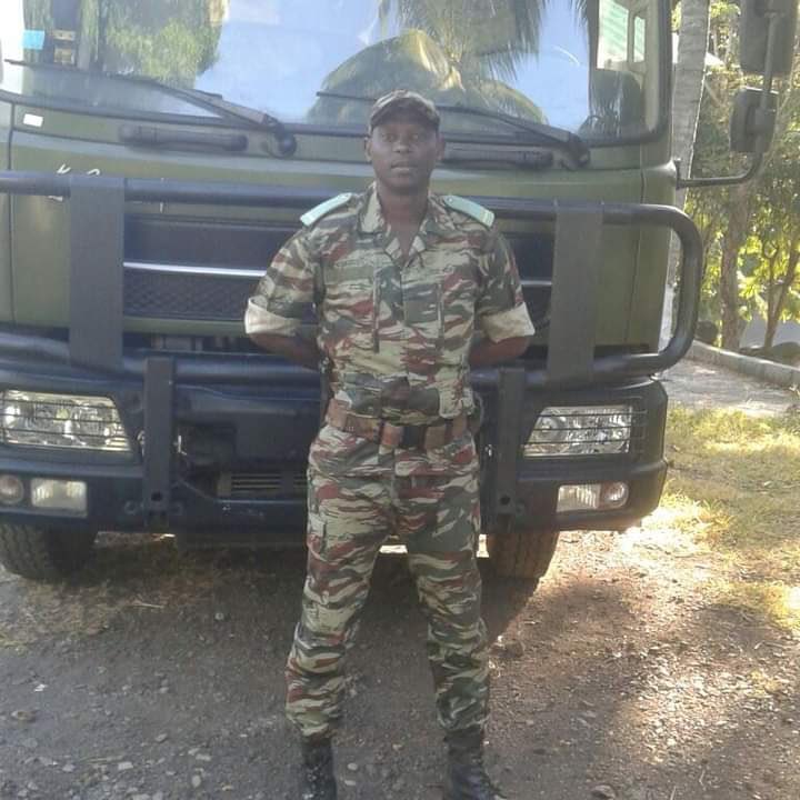 Mabedja_Comores's tweet photo. Le Lieutenant, Sayfouddine, après être passé à tabac par les militaires d’Azali et sauver de peu grâce à votre mobilisation.Nous apprenons par le biais des membres de sa famille que l’état de santé du Lieutenant est engagé, il est actuellement à l’hôpital de Hambo à Anjouan https://t.co/6hgDzSYFNa