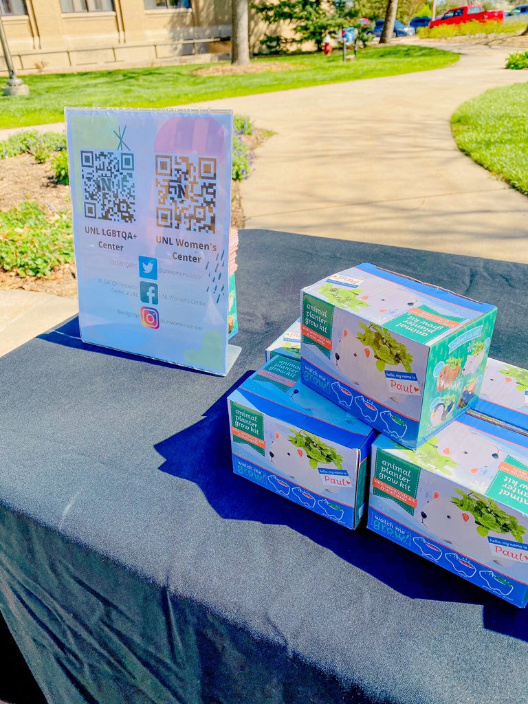 Why just admire the blooming plants outside when you can bring your own inside?? Derrick and Stephanie are over on East Campus distributing mint growing kits! To sweeten the deal, they come in adorable animal planters 😍, they’ll be there until 1!