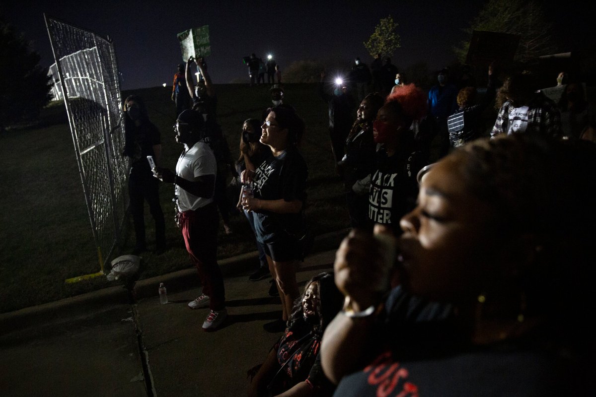 10/ Scott's sister LaChay Batts and her family have stood outside the jail almost every night since March 17 in hopes of calling attention to Scott’s death. They hand out flyers during the protests and post about the rallies on social media. Photo by  @shelbytauber.