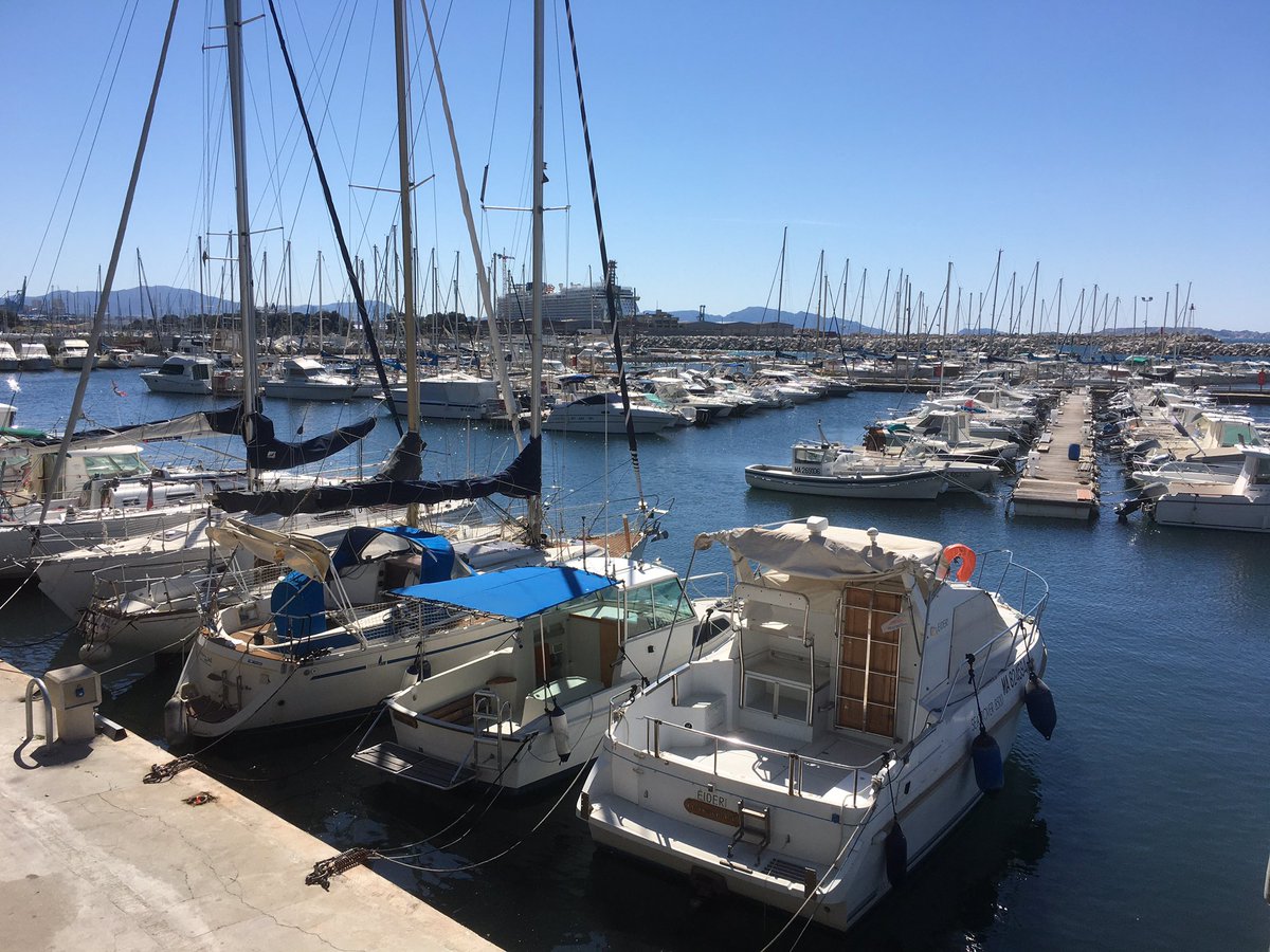 lmildonian's tweet photo. Côté port #LEstaque #QuartiersNord #Marseille https://t.co/8ymNtI43Zi