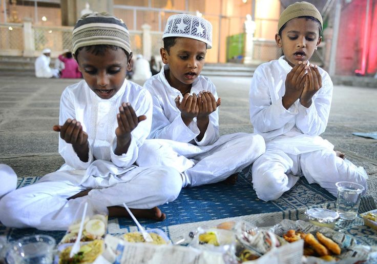 Разговление рамадан. Мусульманские дети. Пост у мусульман. Ифтар что это в Исламе.