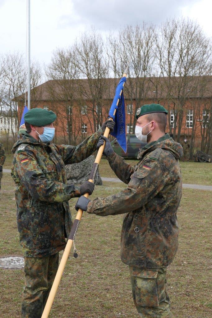 Deutsches_Heer's tweet photo. Chefwechsel beim #Panzergrenadierbataillon411 #Heer: Hauptmann Hartung übernimmt die 4. Kompanie von Hauptmann Wiesner. Der Auftrag: die Männer und Frauen #combatready für die #Mission in #Litauen zu machen. #DranDraufDrüber #RoadToEFP https://t.co/DCjzORtd5Q