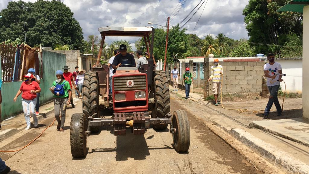 producesvencer's tweet photo. #EnFotos 📸 | Una fuerza de voluntades expresadas en hombres y mujeres organizados en sus territorios y una gestión conducida por un joven alcalde @FelixJPSUV estamos llevando a cabo este operativo de desinfección. 
@RMarcoTorres 
#VictoriaPopularRebelde https://t.co/uBrsJ2n9IH