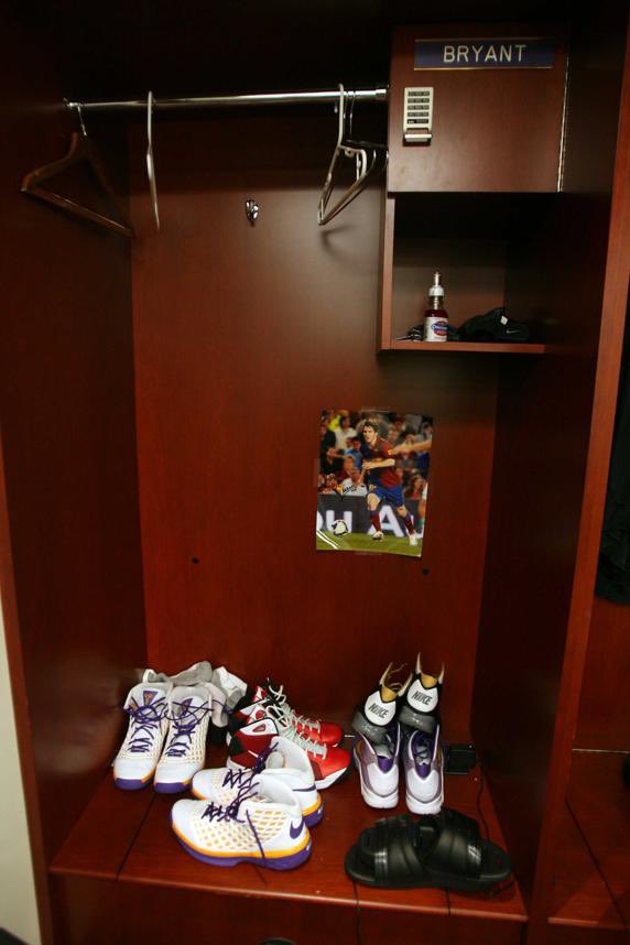 Messismo10's tweet photo. Me parece buen momento para recordar que Kobe Bryant tenía en su vestuario una foto de Messi como símbolo de motivación. Es una locura. https://t.co/ofgpCjA7G6