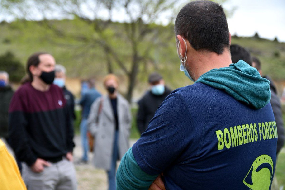 jotacanadas's tweet photo. Esta mañana hemos ido con @PabloIglesias a reunirnos con los bomberos forestales de la comunidad. 

Ha sido en Robledo de Chavela. Zona arrasada por un incendio el año pasado.

Increíble que un servicio esencial como este esté privatizado desde hace 20 años https://t.co/IhxF9UShQg