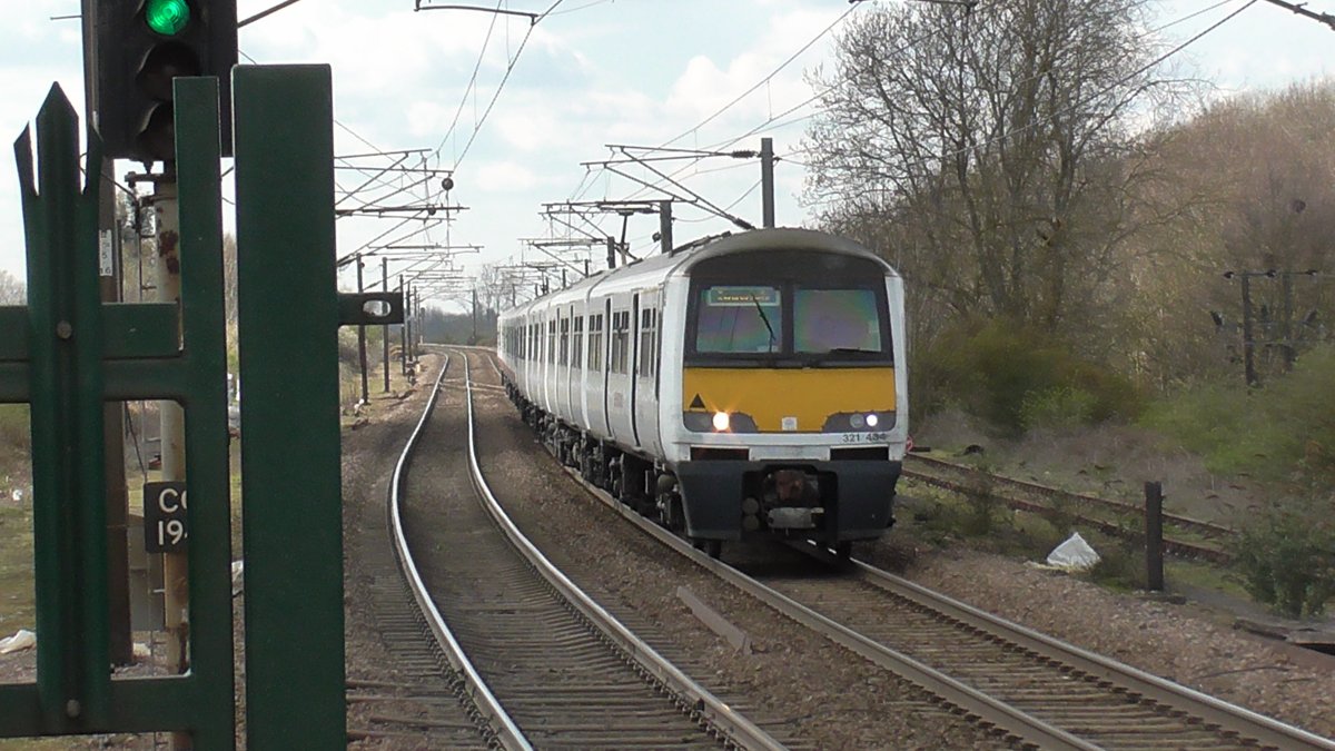 danthetrainman's tweet image. Had a fantastic afternoon at Manningtree Station with Dad today. #class321 #class720 #class745 #manningtree