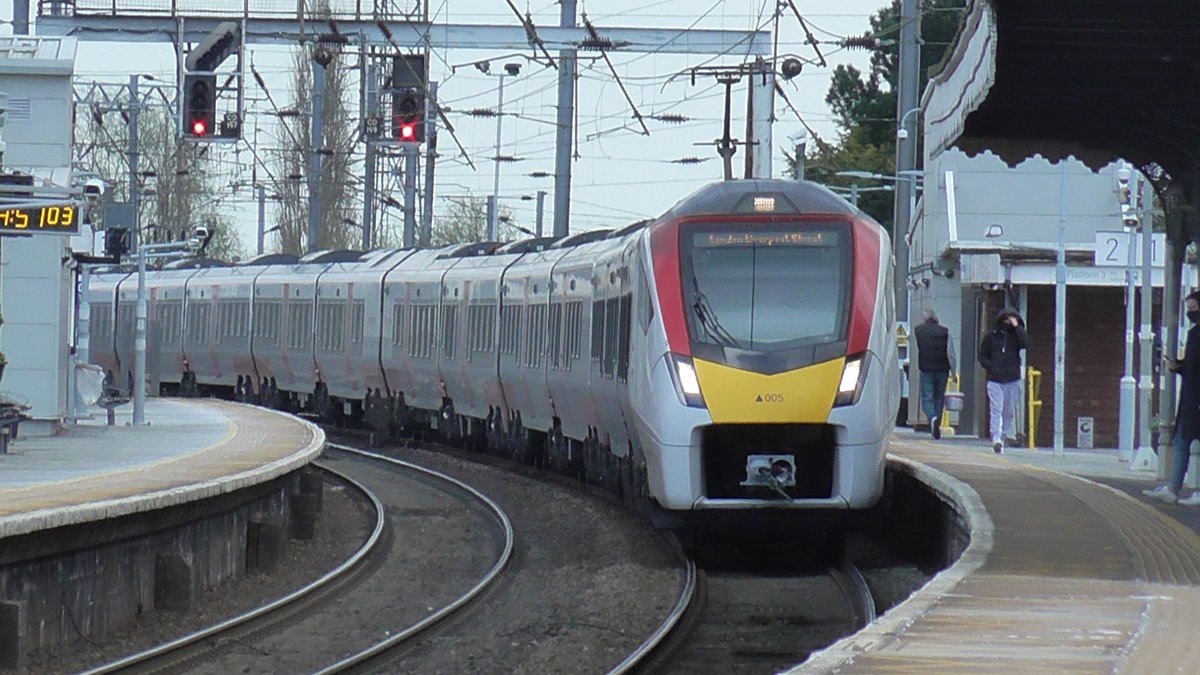 danthetrainman's tweet image. Had a fantastic afternoon at Manningtree Station with Dad today. #class321 #class720 #class745 #manningtree