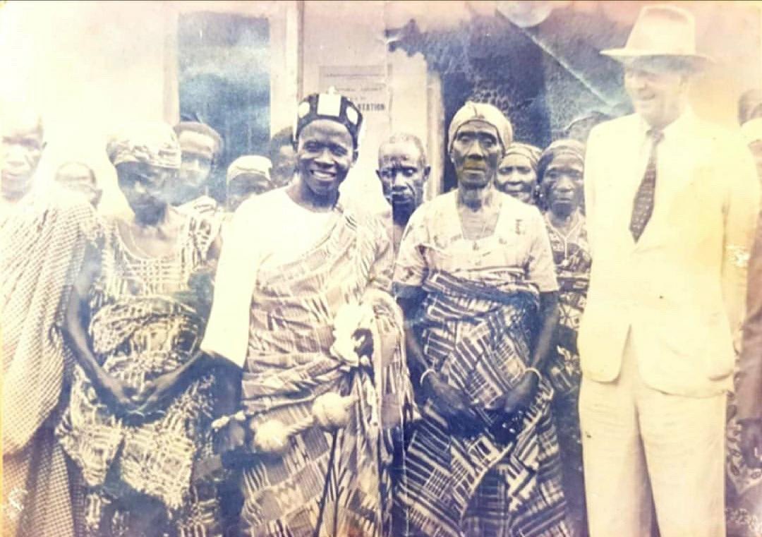 Nana Bulumiatwium III of Nkroful and Sir Charles Noble Arden-Clarke, last Governor of the Gold Coast. Standing right to him is the Queenmother, Nyameke-Siateba and left Mozuma. • ca. 1950s
•
Nkroful was Kwame Nkrumah's hometown.

#SiHene