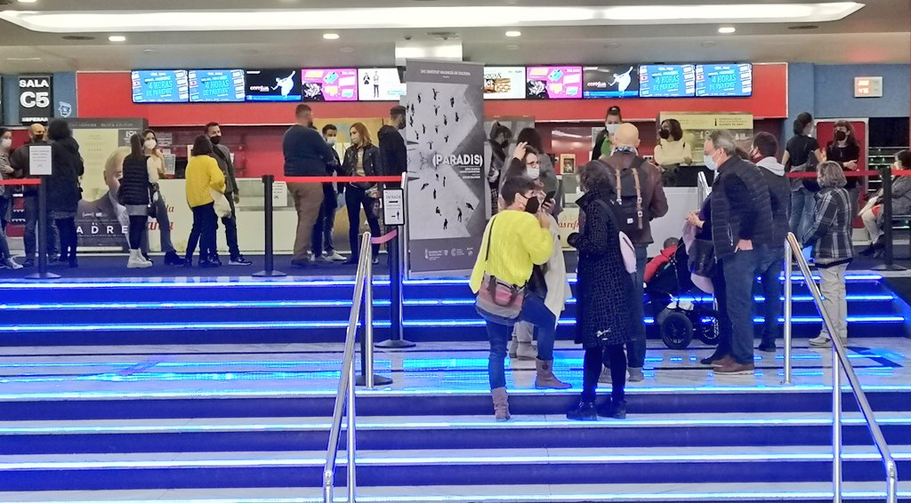 DansaValencia's tweet image. ⚪ Les projeccions del migmetratge de videodansa 'Paradís' i la peça 'Una Cien Veces' plenes de públic. Gràcies! 🩰🖤

#DansaValència21