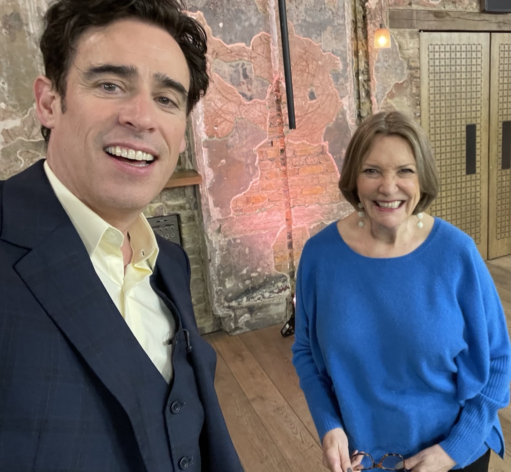 StephenMangan's tweet photo. Filming started today on a new series of #PortraitArtistoftheYear #PAOTY @SkyArts @JDBakewell https://t.co/UIwetXGdOd