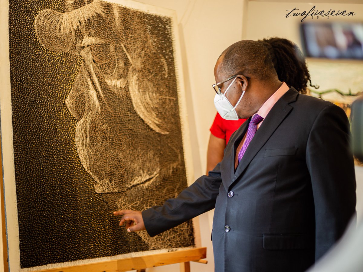 Durant sa visite de l’exposition en cours à  #257Arts, le Ministre  @ezechielnib  @MinEACJSCBdi a apprécié le talent inouï des artistes burundais et les efforts de la Galerie dans la valorisation des arts visuels burundais par la vente des oeuvres d’art burundaises à un prix digne.