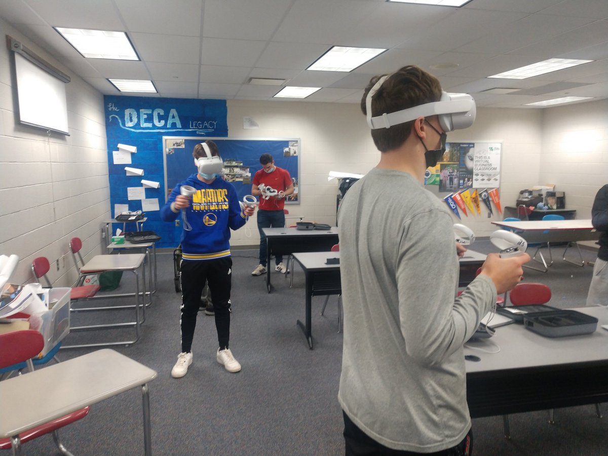 MrJJMartinCSCC's tweet photo. @TriadDECA students virtually touring @SinclairCC today.  Thanks to our partners with Miami Valley Tech Prep Consortium for the experience.  @TriadSupt @MooreKacy https://t.co/dGlqtHw8sd