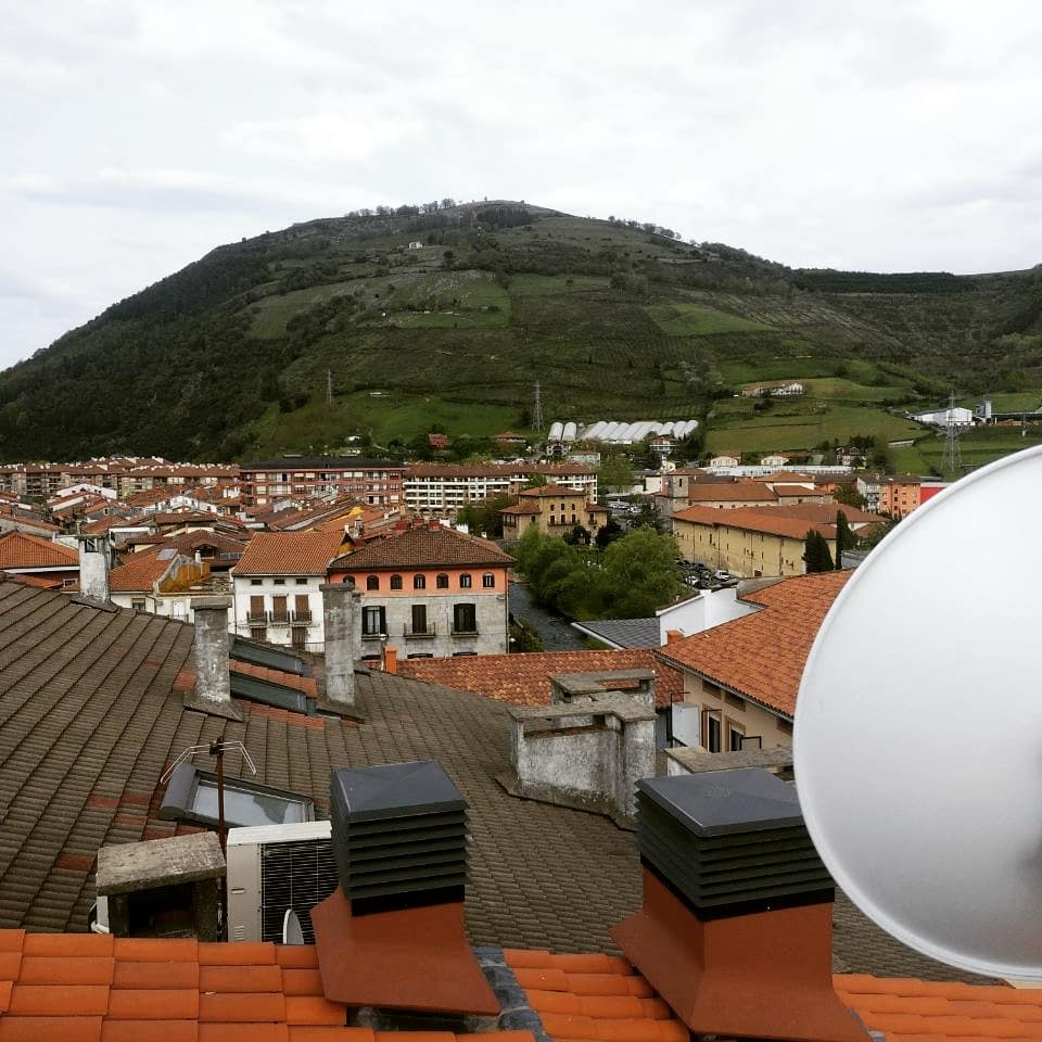 AbailaKoop's tweet photo. Azpeiti aldean izan gara https://t.co/jNdTXbjvOq sareko beste konexio bat instalatzen. Internet azkarra, askea eta bertakoa zabaltzen Urolan! #Abaila #Internet #Azpeitia #Zumaia #Azkoitia #Guifinet https://t.co/DV2LCFL5bV