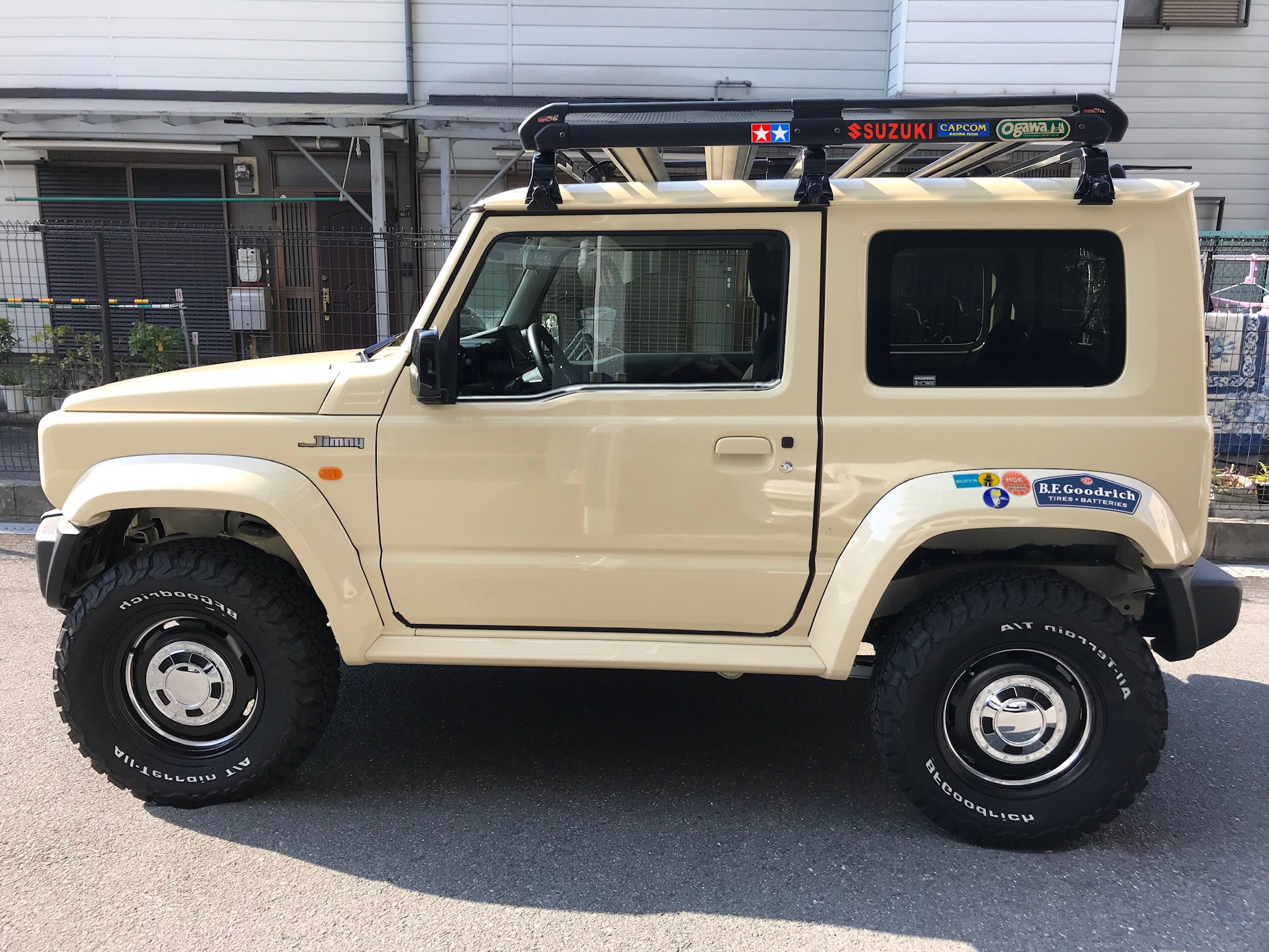 Daigooo Twitterissa ジムニーに限らずお気軽カスタム ステッカーチューン 車パーツ アウトドアブランドのをよく見ますが どうせ貼るなら馴染みの好きなモノを貼りたい そしてクラシカルな雰囲気に ってことで 無いものは自作ステッカーです センスのいい実家