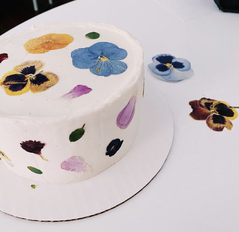 Radiohen's tweet photo. Mi prima acaba de abrir el Twitter de su pastelería, síganla y pídanle. Les juro que no tienen madre esos pasteles —> 🤤 

@BakeryCosmos https://t.co/IF5Q2Uc3kp