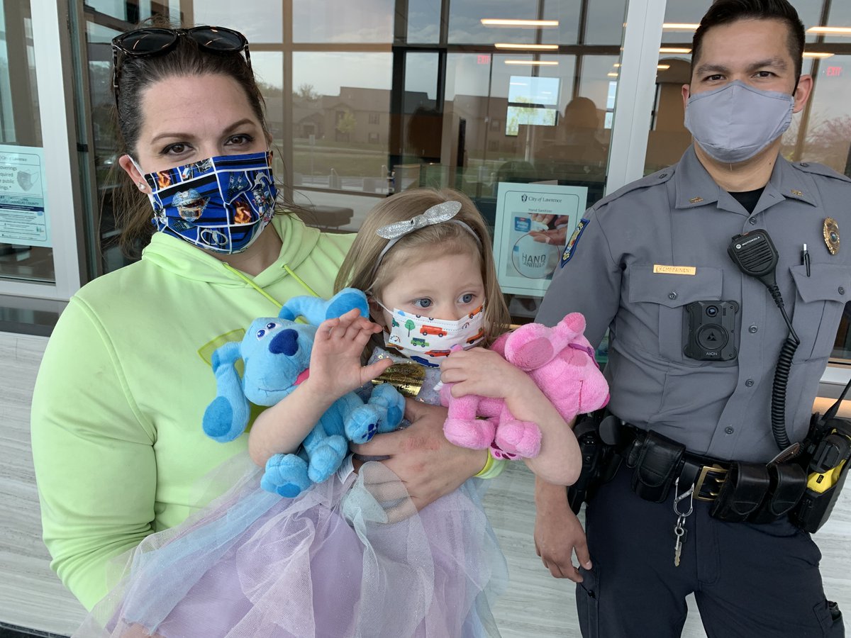 Magenta was reunited with her kid, Emma today. As a department, we're sad to see her go. Officer Pence was off, but came in to make sure Magenta got home safe.We're considering bringing Blue and Magenta in as celebrity sleuths. #BestRideAlongEver