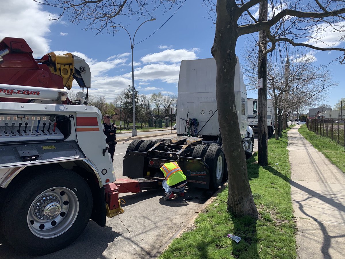 NYPD113Pct's tweet photo. 113 NCO unit surveyed the area of complaints from the community where large trucks and trailers have been parked for a long period of time, and were able to remove them from the locations. It”s illegal to park commercial vehicles on a NYC street overnight. ⁦@IDaneekMiller⁩ https://t.co/PPDJrK08W7