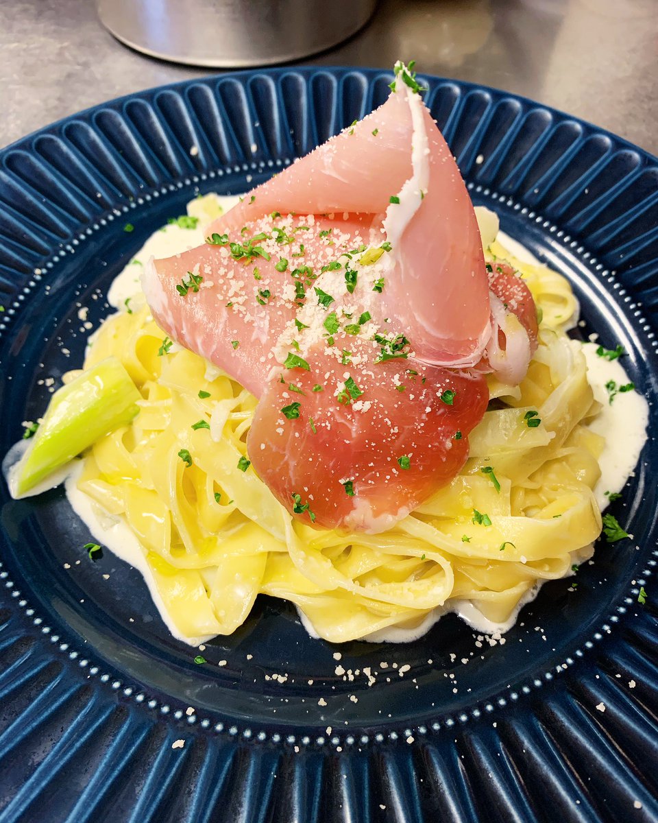 『生ハムとアスパラガスのクリーム　生パスタのフェットチーネ』

生ハムに覆われた下にはアスパラガスがゴロゴロと。
生ハム切ってないのです。
ナイフで生ハム切ってシャキシャキアスパラとパスタを絡めながら食べると美味しいです。