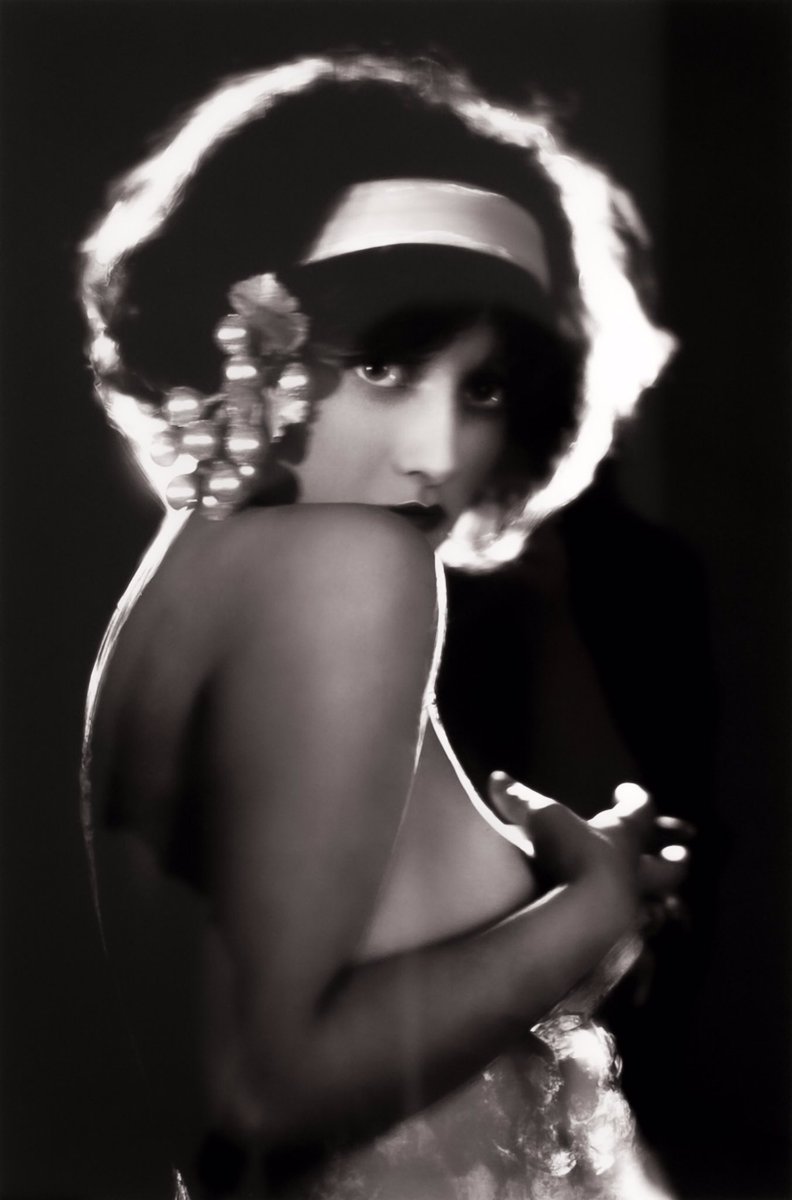 Joan Crawford, portrait by Orville Hixon in Kansas City, 1924. 