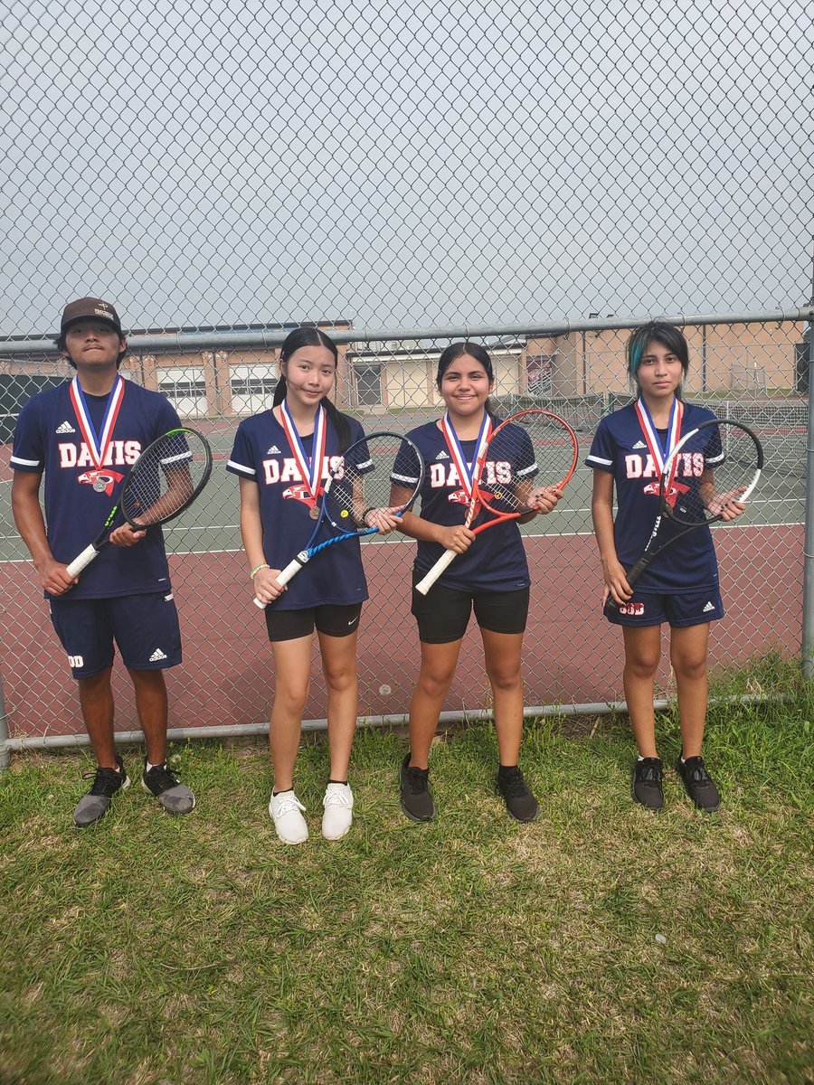 Today we had our JV District Tournament and medaled in multiple spots! Sophmore Chris Flores placed 2nd in singles. Sophmores Margaret P. And Nanci G. finished 3rd in doubles! And Junior Priscilla G. placed 4th in singles! Congrats guys! #BOD #FlaconStrong #BeTheOne 🎾💪🏻🔵🔴⚪
