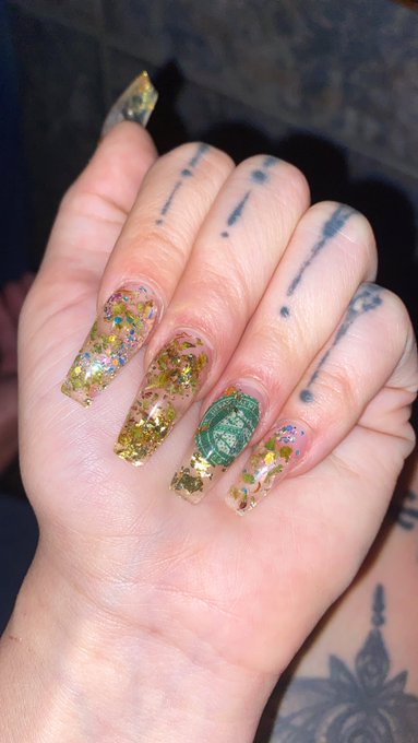 Weed money glitter &amp; gold.  New #naildrip   Pay for them  $psychedelicattt3 https://t.co/yKFqeH9tJ0<a href="/tag/naildrip"class="tags">#naildrip</a>