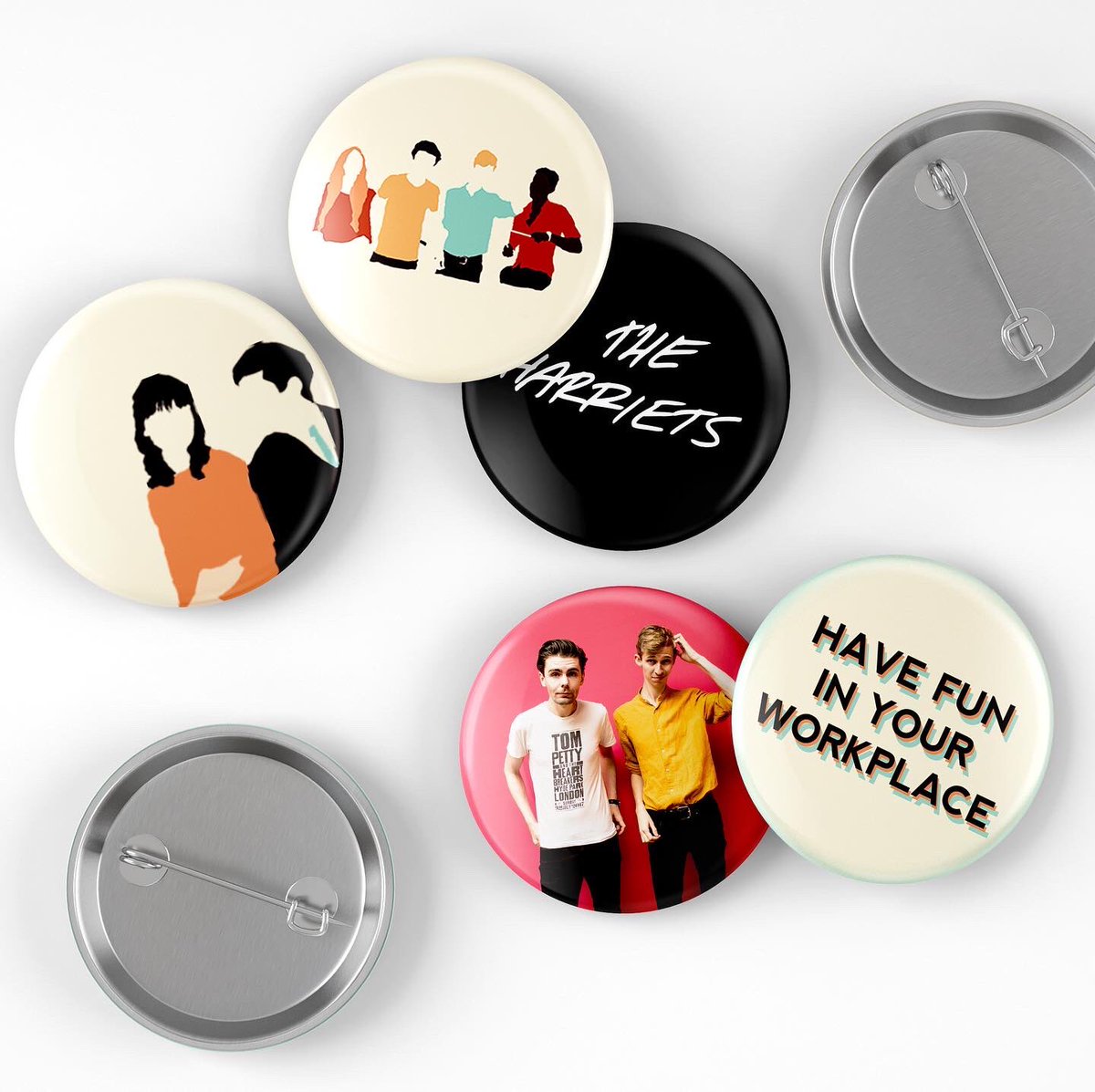 theharrietsband's tweet photo. 🎀 NEW MERCH 🎀
Get kitted out with our new tote bags and badges so you can tell all your friends about a cool band they've probably not heard of and earn your music nerd credentials :)
https://t.co/jfTkVtcfpS
#merch #totebags #musicnerd #design #cafedisco #famousfirstlines https://t.co/EOEMUYlTpf