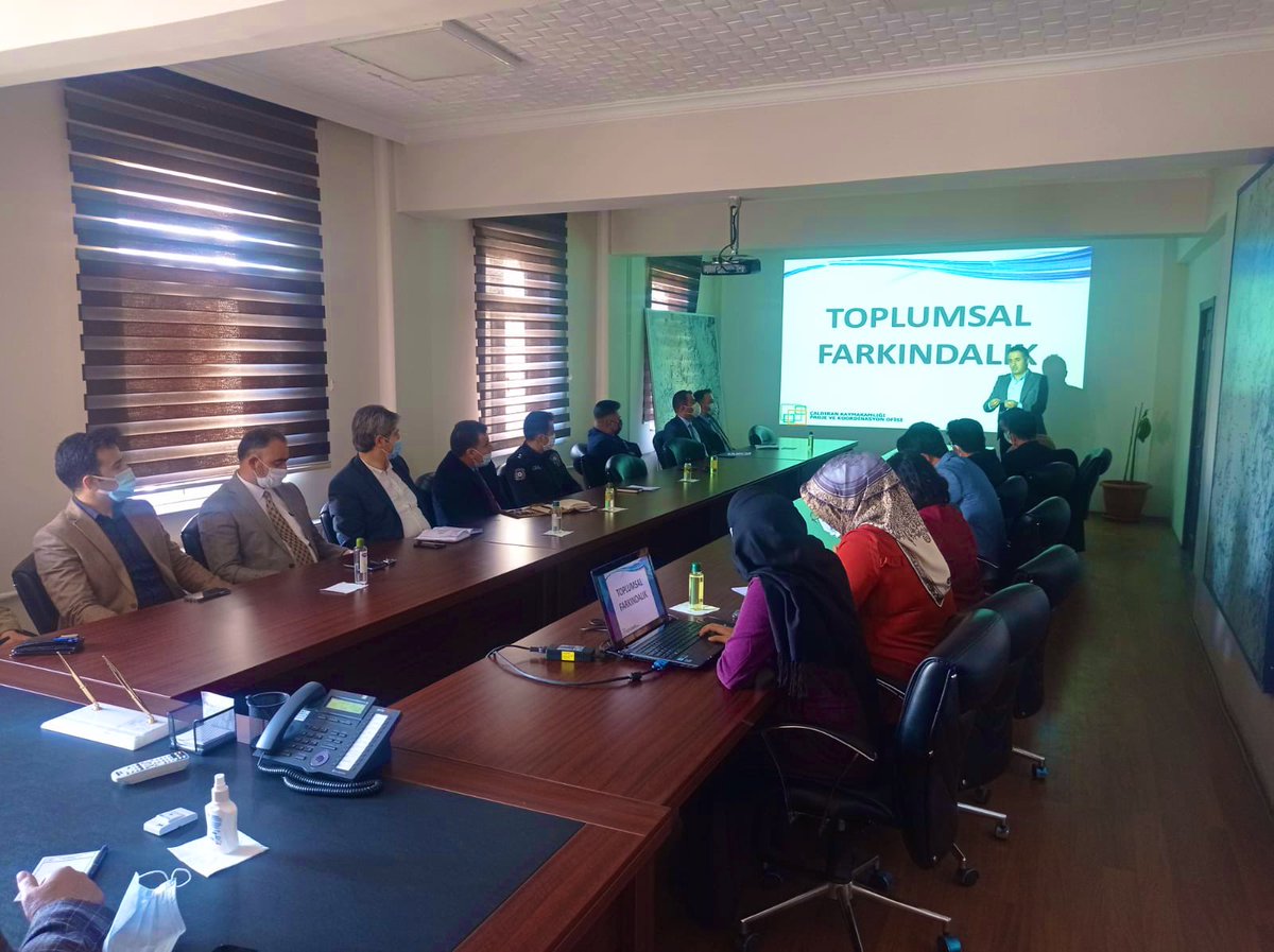 cldrnproje's tweet photo. İlçe Kaymakamımız Sayın Yusuf Durani DİNÇ başkanlığında Proje ve Koordinasyon Ofisi tarafından ilçemizde planlanan projelerle ilgili Kurum amirleriyle bilgilendirme toplantısı yapıldı. Projelerin sunumunun ardından  Kaymakam DİNÇ katılımcılara teşekkür edip başarılar diledi. https://t.co/egDvsb9WyI
